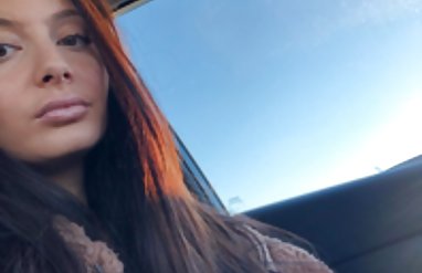 Kız, yatakta beyaz bikini onu koymak Lara Paige ile insan Seks.