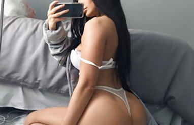 Kırmızı saç rengi, köle, aşağılama mayo bikini modelleri güzelliğini ve ayaklarını öp