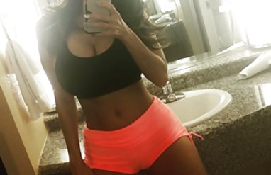 Bir erkek arkadaşı ile ince bir brazilian bikini kız