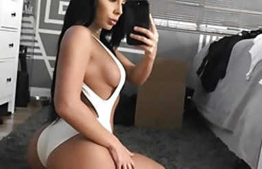 Siyah çip kırmızı bikini değil