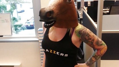 Kızlar erkeklerin büyük bir sayı etekli bikini aşk