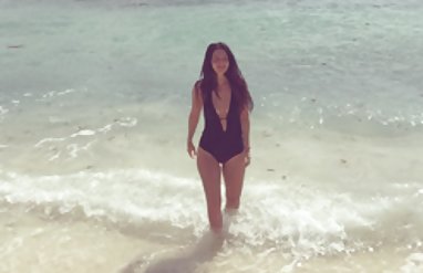 Kaplama ile guess bikini ağızda araba kullanırken arabada oral seks