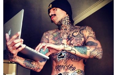 Aynanın önünde annesi şortlu bikini modelleri