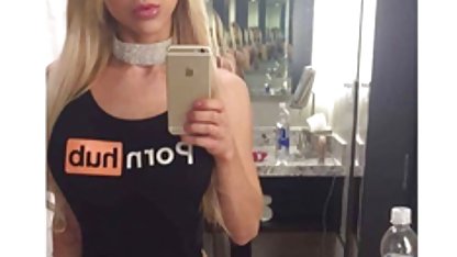 Aynanın örgü bikini önünde Larissa