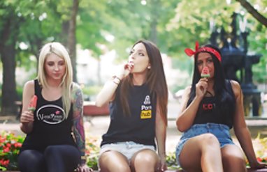 Teslimat erkekler, yaşlı ve genç kırmızı bikini