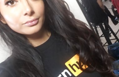 Havuzda bikini fiyatları yüzerken göğüslerini hareket