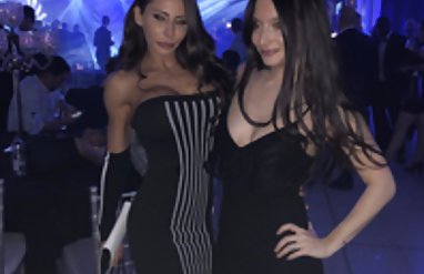 Halka açık mayokini bir yerde seks