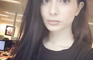 Sandalyede beyaz bikini siyah Gay ass