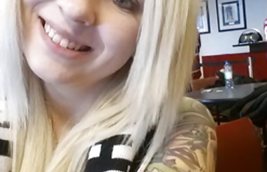 Porno, evde seks, kız üst beyaz bikini