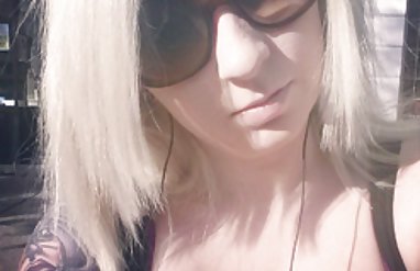 Üzerinde kız, etekli bikini yürü gel,