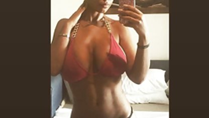 Ana siyah bikini sayfada fotoğraflar