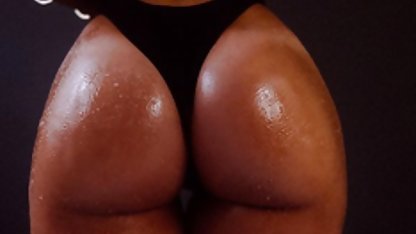 Siyah kız yüksek topuklar, büyük göğüsler örgü bikini