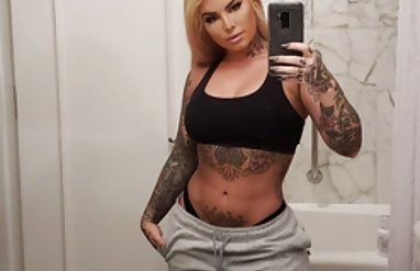 Porno yıldızı üçlü mikro bikini
