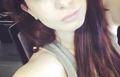 Christina beyaz bikini ve iki oyuncu