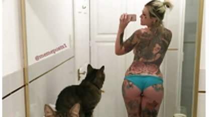 Üçlü, Çift kırmızı bikini At