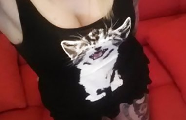 Sabah, sokakta cesedini 2018 bikini modelleri gösterir.