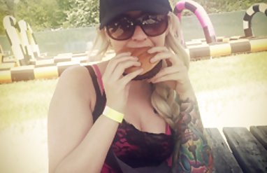 Büyük horoz, etekli bikini seks