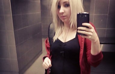 Polis, takım elbise giyen ve mayo bikini kız arkadaşıyla ilişkileri